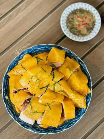 Hình ảnh gà ủ muối 1/2 con ( ăn mát ) - tặng sốt chấm