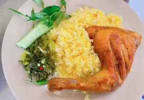 Hình ảnh Cơm gà má đùi 1 góc tư