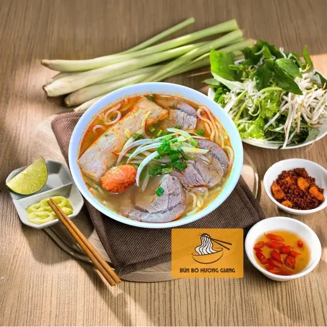 Hình ảnh Bún bò Huế bắp