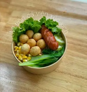 Hình ảnh Mì trộn cá viên xúc xích