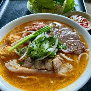 Hình ảnh Bún bò thập cẩm