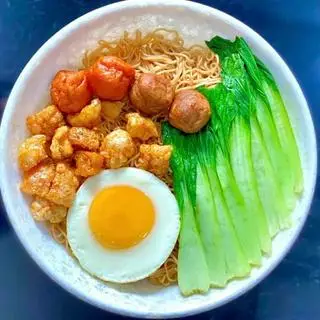 Hình ảnh Mì trộn tôm viên - trứng