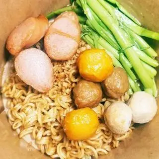 Hình ảnh Mì xào cá viên xúc xích