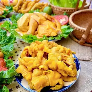 Hình ảnh Chân gà ủ muối rút xương