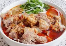 Hình ảnh Bún bò tái + bò viên + chả tiêu