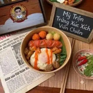 Hình ảnh Mì trộn trứng - xúc xích - viên chiên