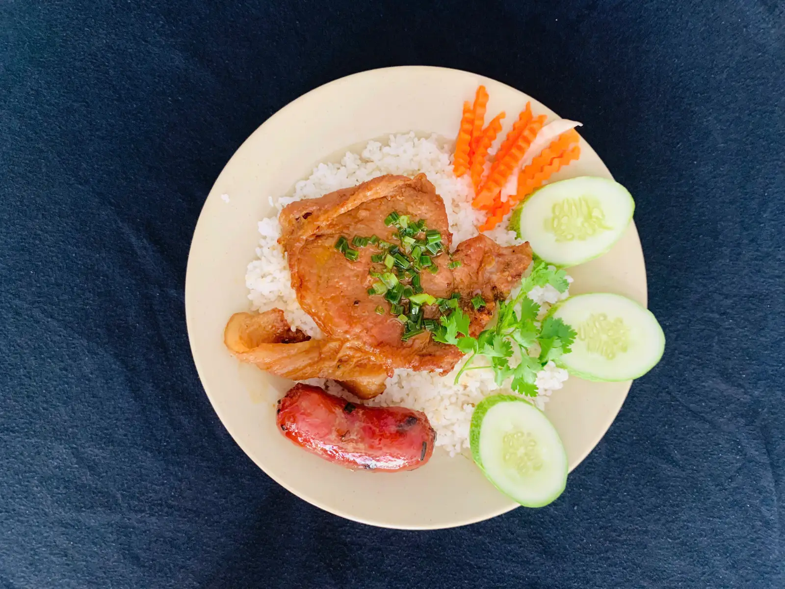 Hình ảnh Cơm tấm sườn lạp xưởng