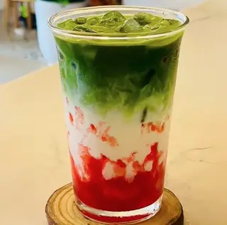 Hình ảnh Matcha latte dâu tây