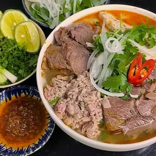 Hình ảnh Bún bò đầy đủ
