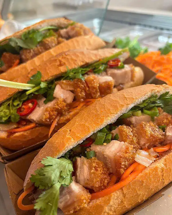 Hình ảnh Bánh mì heo quay đặc biệt - nhiều thịt
