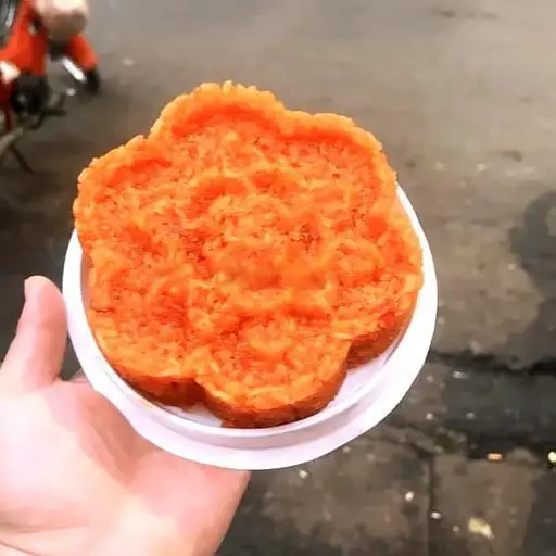 Hình ảnh Đĩa xôi gấc thắp hương