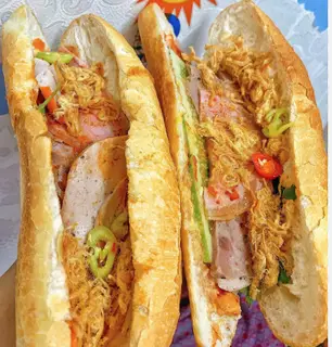 Hình ảnh Bánh mì nóng giòn chả lụa chà bông