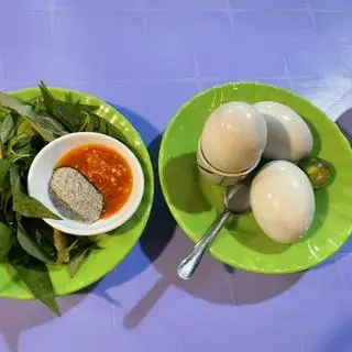 Hình ảnh Hột vịt lộn hấp nước dừa 