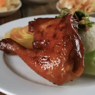 Hình ảnh Cơm gà quay tương góc tư