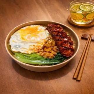 Hình ảnh Mì trộn xúc xích Đức chiên nước mắm trứng ốp la