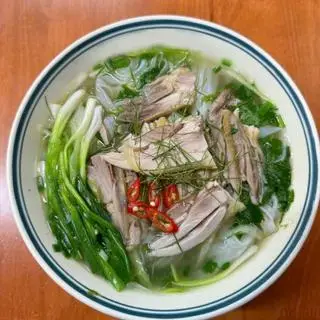 Hình ảnh Phở gà -nguyên đùi 