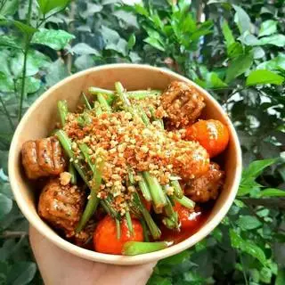 Hình ảnh Mì trộn mực vòng chiên xù giòn - kèm 1 ly trà tắc me