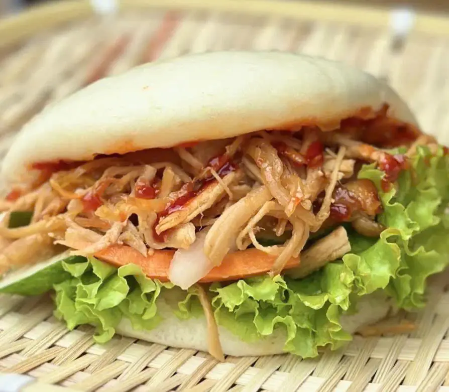 Hình ảnh Bánh bao kẹp gà xé