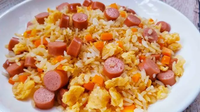 Hình ảnh Cơm chiên xúc xích - trứng