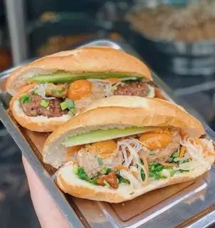 Hình ảnh Bánh mì trứng xíu mại