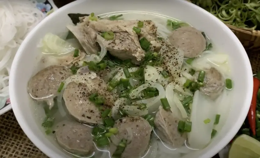 Hình ảnh Bún bò nạm - viên