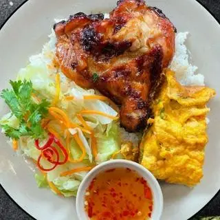 Hình ảnh Cơm đùi gà nướng - ốp la - chả