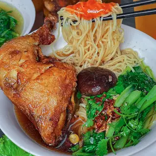 Hình ảnh Mì đùi gà chiên góc tư