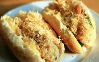 Hình ảnh Bánh mì xúc xích chà bông