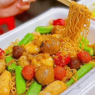 Hình ảnh Mì xào cá viên chiên nước mắm vừa
