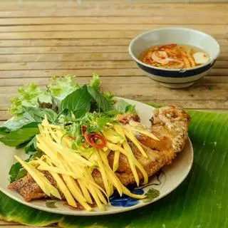Hình ảnh Cơm cá ngừ xoài bằm