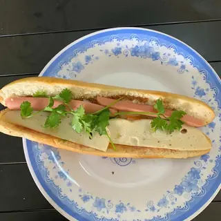 Hình ảnh Bánh mì que xúc xích - chả lụa