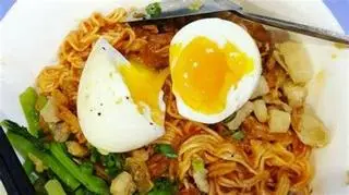 Hình ảnh Mì trộn tóp mỡ trứng