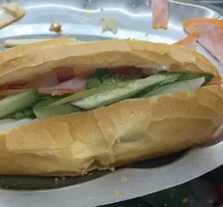 Hình ảnh Bánh mì thịt chả ốp la