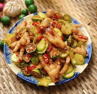 Hình ảnh Chân gà sốt Thái tặng thêm 1 cây xx chiên