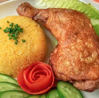 Hình ảnh cơm gà xối mỡ góc tư 8 tặng 1
