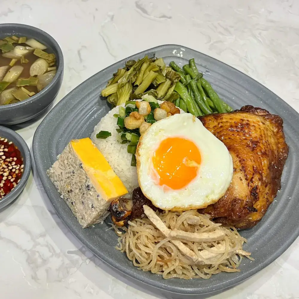 Hình ảnh Cơm gà bì chả trứng