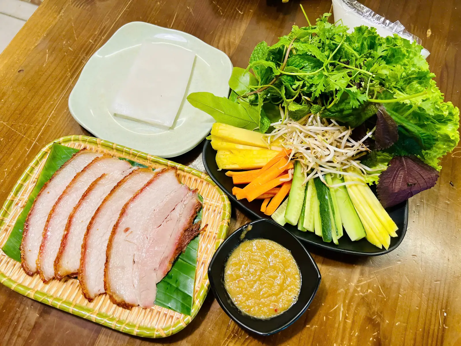 Hình ảnh Bánh tráng cuốn thịt heo quay