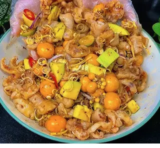 Hình ảnh Chân gà sốt Thái mix trứng non