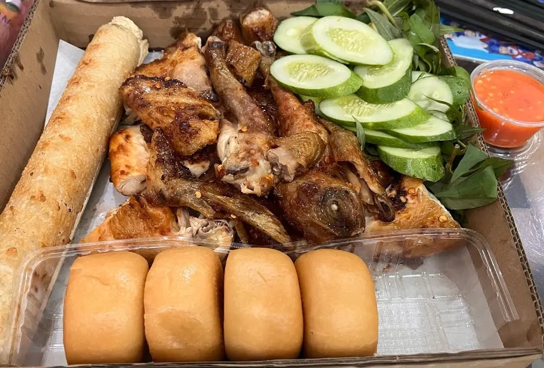 Hình ảnh Combo gà nướng - 1 cây cơm lam - 4 cái bánh bao