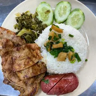 Hình ảnh Cơm tấm sườn lạp xưởng
