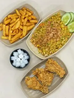 Hình ảnh Combo 1 ( 3 miếng gà giòn, khoai tây lắc, cơm thập cẩm )