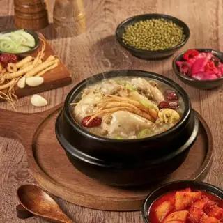 Hình ảnh Samgyetang gà hầm sâm đậu xanh