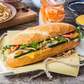 Hình ảnh Bánh mì gà xé rim