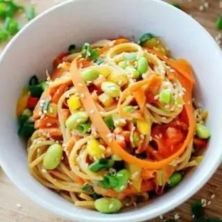 Hình ảnh Mì trộn sốt lục bảo chay
