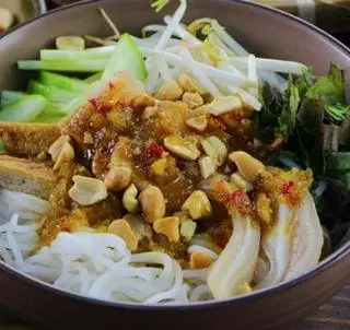 Hình ảnh Mì trộn cá viên mắm nêm