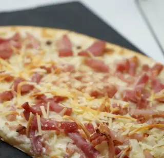 Hình ảnh Pizza phomai dăm bông thịt xông khói nhỏ