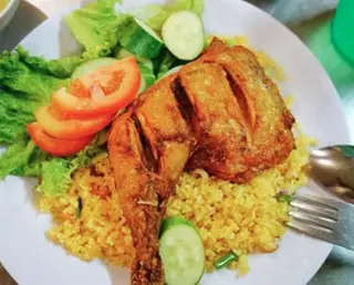 Hình ảnh cơm gà xối mỡ góc tư 3 phần
