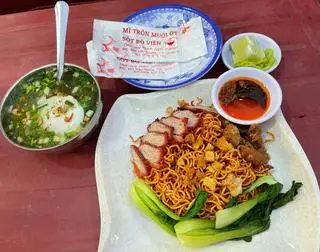 Hình ảnh Mì trộn muối ớt xá xíu sốt tỏi