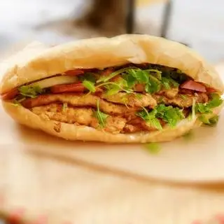 Hình ảnh Bánh mì pate trứng xúc xích