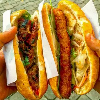 Hình ảnh Bánh mì pate nem nướng - Grilled spring roll